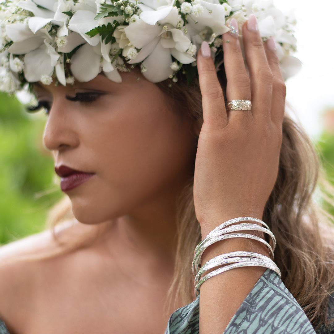 7 Day Sterling Silver 4mm Plumeria & Scroll With Plain Edge Bangle